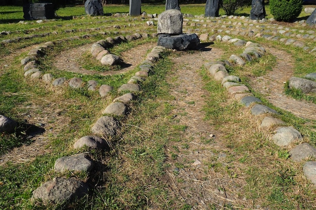 Labirinto di pietra vicino alla roccia Devil's Stul sul lago Onega Zaozerye Petrozavodsk Karelia Russia Un luogo magico per i rituali degli antichi careliani e finlandesi Turismo etnografico del nord