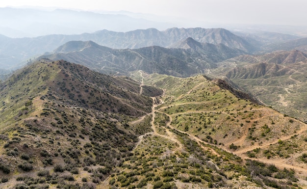 Labirinto di strade di campagna nella zona di montagna di Cipro, vista aerea