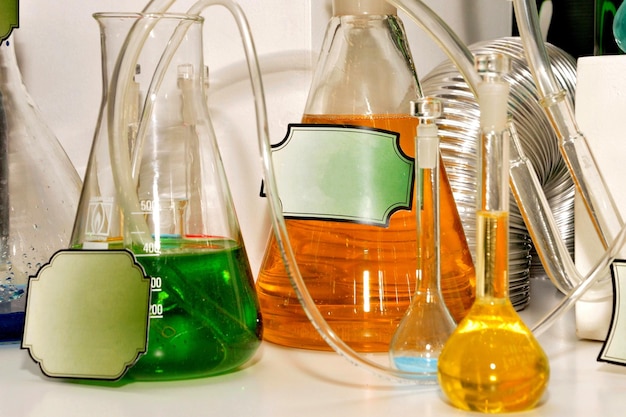 Laboratorio chimico con tavola e liquidi