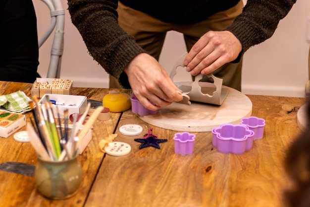 Laboratorio di ceramica con stampi natalizi Decorazioni natalizie fatte a mano