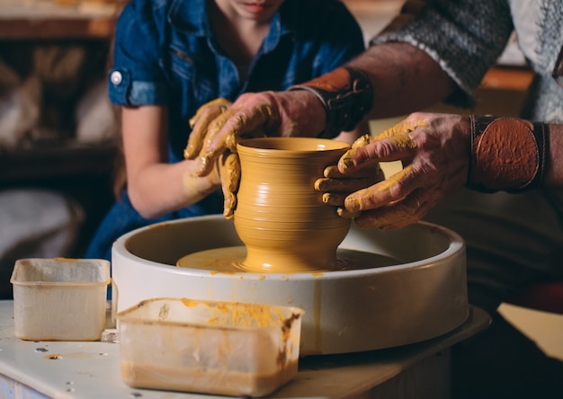 Laboratorio di ceramica. Il nonno insegna ceramica nipote. Modellazione di argilla