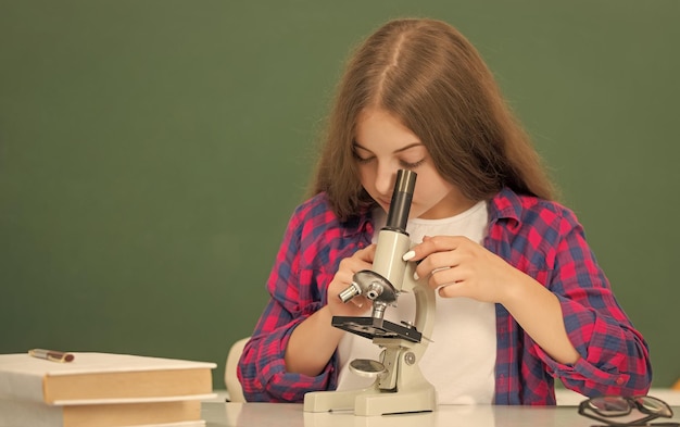 Laboratorio di chimica ricerca educazione futuro scienziato ragazzo con portata