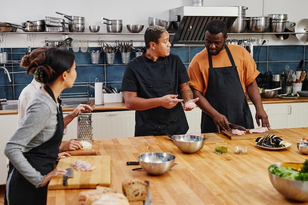 Laboratorio di cucina per insegnante di chef femminile