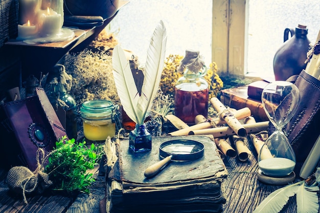 Laboratorio di streghe pieno di libri e ricette