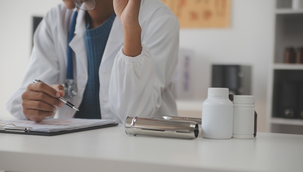 Laboratorio professionale Incredibile operatore medico dai capelli lunghi che indossa l'uniforme mentre utilizza il microscopio durante la ricerca