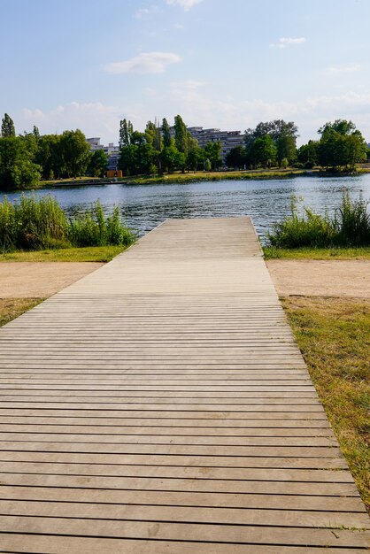 Lac d'acqua di Vichy con riflesso speculare nel fiume Allier in Francia