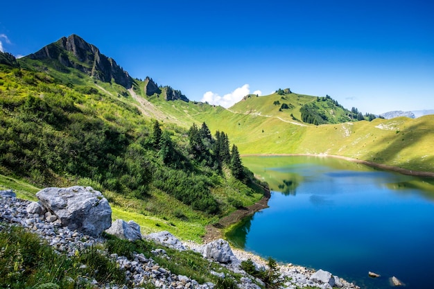 Lac De Lessy e paesaggio di montagna nel Grand-Bornand, Alta Savoia, Francia