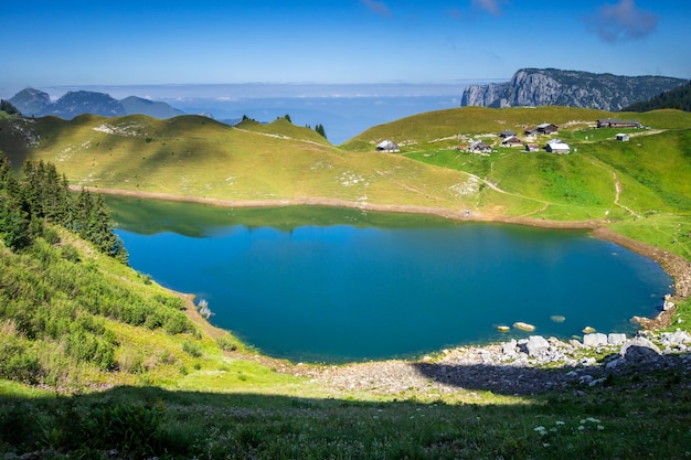 Lac De Lessy e paesaggio di montagna nel GrandBornand Hautesavoie France