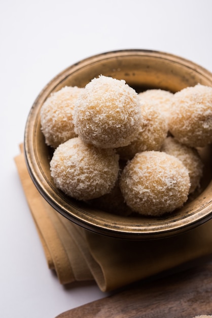 Laddoo dolce al cocco fatto in casa O Nariyal Laddu fatto con latte condensato e zucchero, cibo del festival popolare. Servito su sfondo lunatico, messa a fuoco selettiva