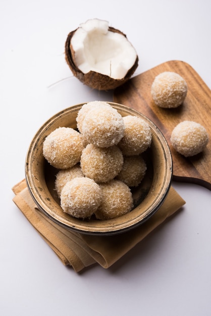 Laddoo dolce al cocco fatto in casa O Nariyal Laddu fatto con latte condensato e zucchero, cibo del festival popolare. Servito su sfondo lunatico, messa a fuoco selettiva