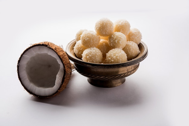 Laddoo dolce al cocco O Nariyal Laddu è un alimento del festival popolare dall'India. Servito su sfondo lunatico, messa a fuoco selettiva