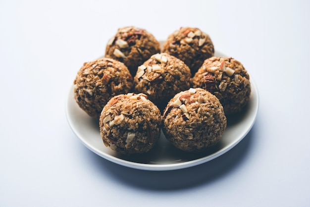 Laddu di avena o Ladoo noto anche come palline di energia proteica. servito in un piatto o in una ciotola. messa a fuoco selettiva