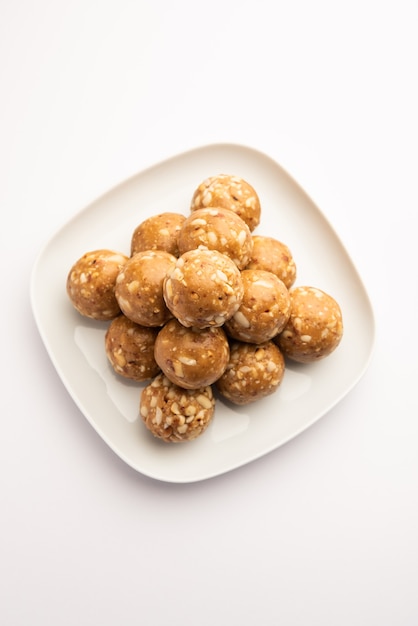 Ladoo di arachidi dolce indiano o mungfali o laddo di arachidi o laddu realizzato con arachidi tostate e jaggery