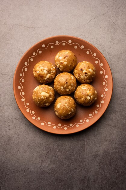 Ladoo di arachidi dolce indiano o mungfali o laddo di arachidi o laddu realizzato con arachidi tostate e jaggery