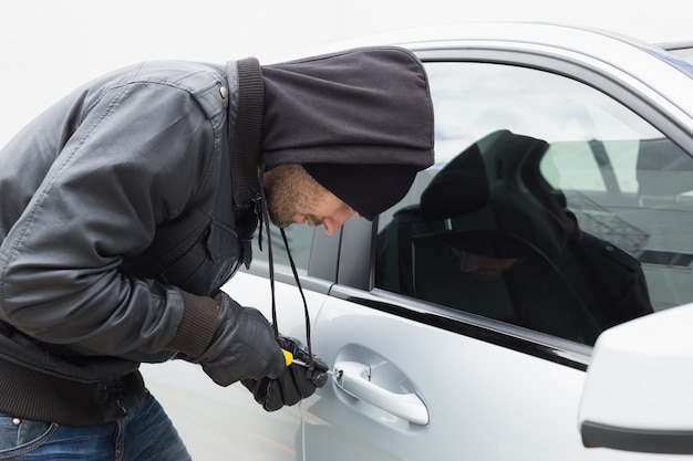 Ladro che si infrange in auto con un cacciavite