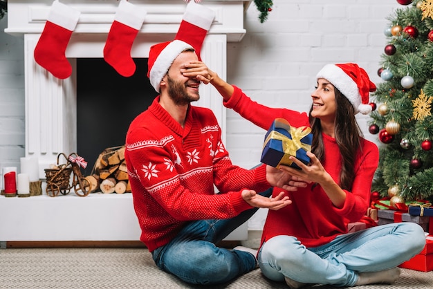 Lady chiude gli occhi e dà il regalo al ragazzo