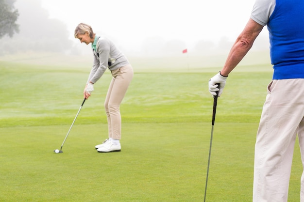 Lady golfista in prima fila per il giorno guardato dal partner