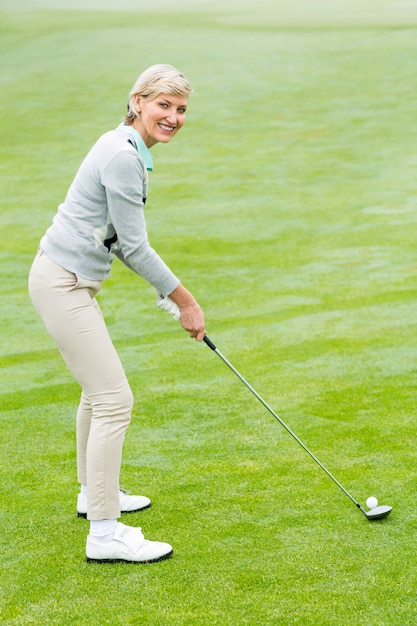 Lady golfista sul putting green