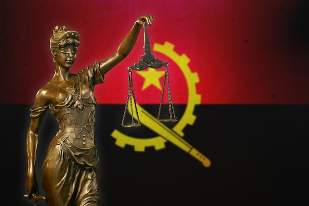 Lady Justice contro una bandiera angolana