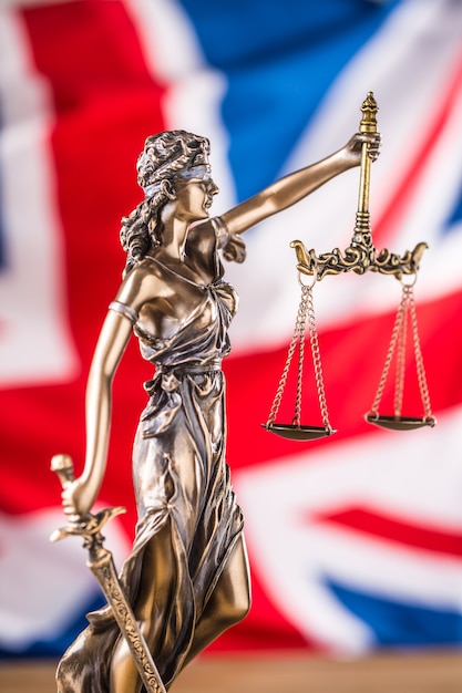 Lady Justice e bandiera del Regno Unito. Simbolo di diritto e giustizia con bandiera del Regno Unito. Brexit.