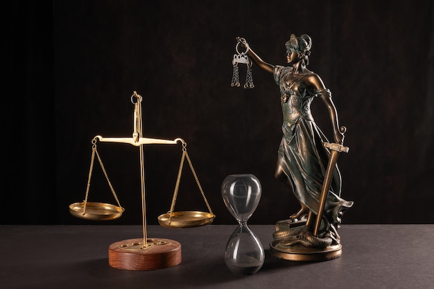 Lady Justice o Themis o Justilia (dea della giustizia) su sfondo nero