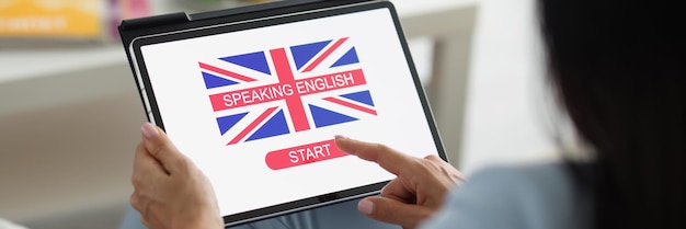 Lady press sullo schermo del tablet per imparare la lingua inglese online