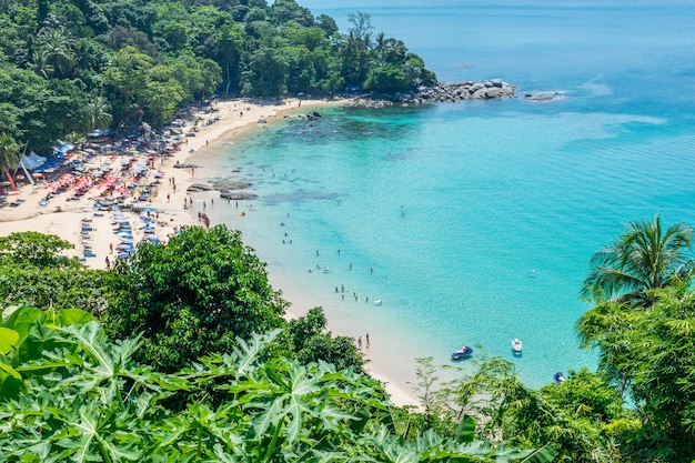 Laem canta la spiaggia alla mattina presa dal punto di vista, Phuket, Tailandia