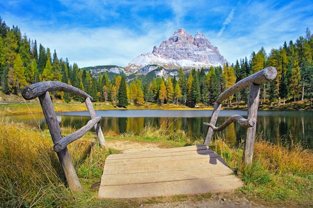 Laghetto alpino con ponticello in legno