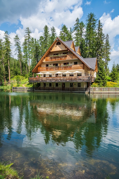 Laghetto alpino dla le, nei pressi di La Villa nelle Dolomiti della Val Badia, di fronte al Sas dla Crusc