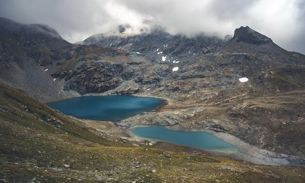 Laghi blu circondati da montagne alpine