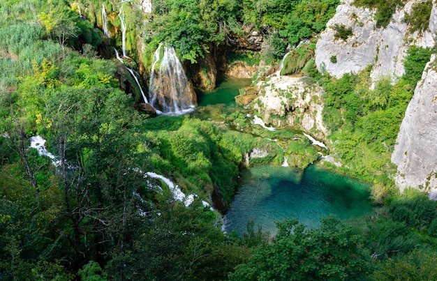 Laghi di Plitvice in Croazia bellissimo paesaggio estivo con cascate