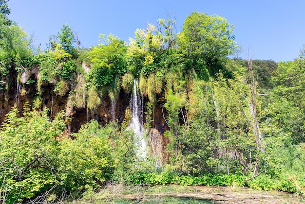 Laghi di Plitvice in Croazia bellissimo paesaggio estivo con cascate