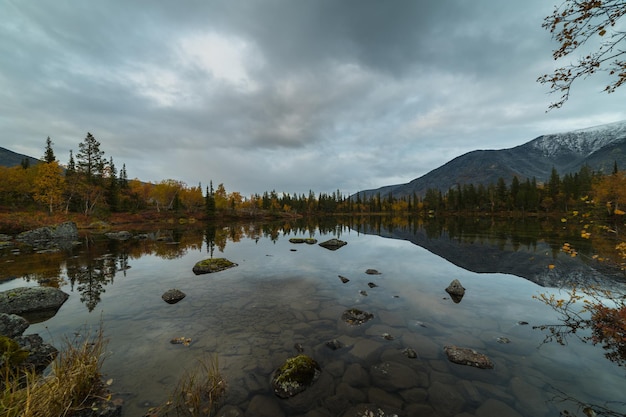 Laghi poligonali nelle montagne Khibiny in una giornata nuvolosa e riflessione in autunno. Russia.