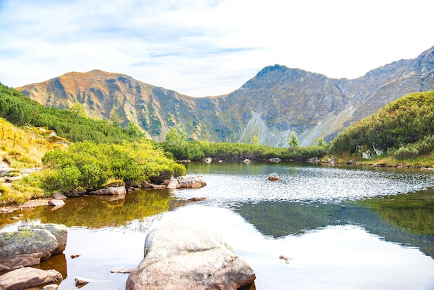 Laghi Rohacske nelle montagne della Slovacchia Rohacske plesa per i turisti