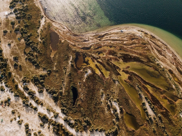 Laghi salati su un'isola nel mare Veduta aerea dell'isola di Dzharilgach