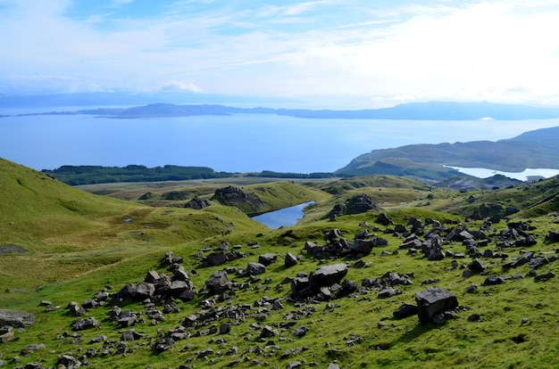 Laghi sopraelevati visti dall'Old Man of Storr in Scozia.