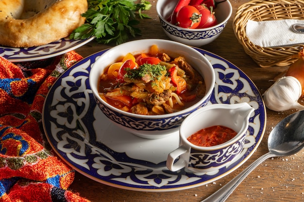 Lagman. Il piatto nazionale uzbeko è una zuppa profumata con noodles e pezzi di agnello, fritti con verdure ed erbe aromatiche. Servito con una salsa piccante adjika.