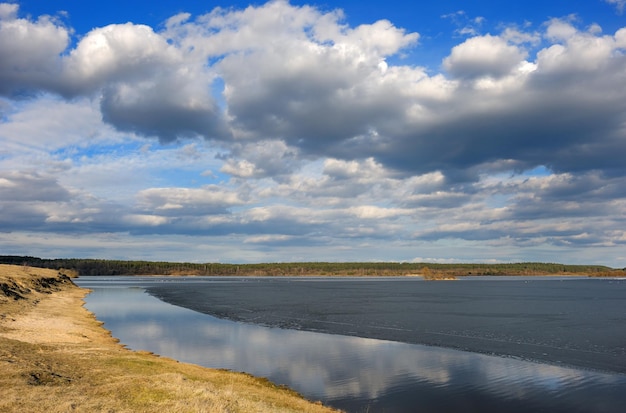 Lago a marzo