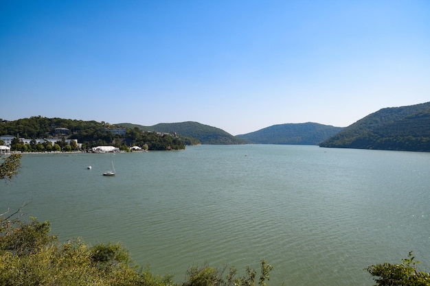 Lago Abrau Durso e le sue sponde Lago nel territorio di Krasnodar in Russia