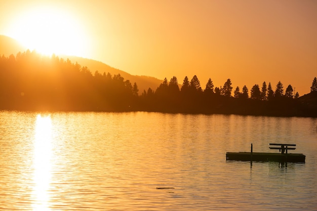 Lago al tramonto