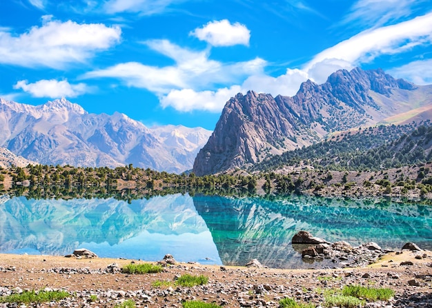 Lago Alaudin con acque turchesi su uno sfondo di montagne rocciose Fann Mountains Tagikistan Asia centrale