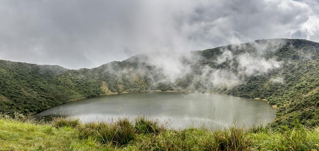 Lago all'interno del cratere del vulcano Bisoke Parco nazionale del vulcano Virunga Ruanda