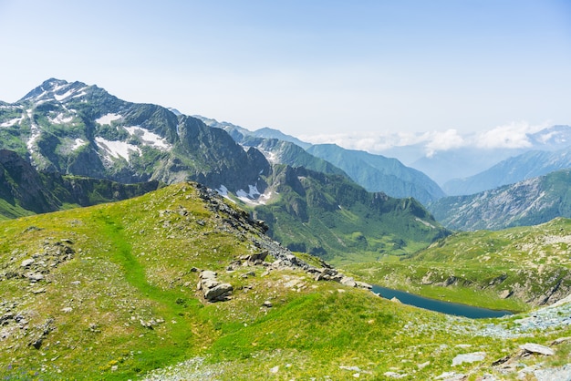 Lago alpino blu alta quota in estate