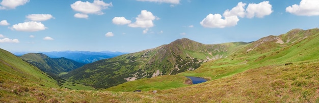 Lago alpino Brebeneckul in estate burrone di montagna Ucraina Chornogora Ridge Carpazi