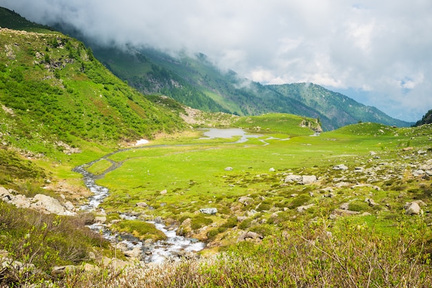 Lago alpino d'alta quota con cielo drammatico