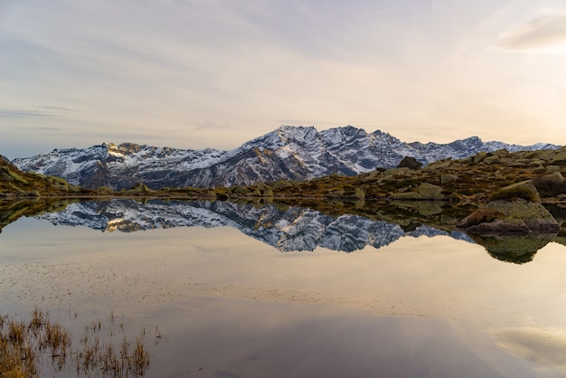 Lago alpino d'alta quota in un paesaggio idilliaco.
