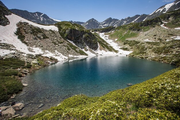 Lago alpino nelle montagne del Caucaso