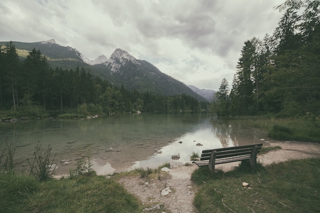 Lago alpino. Stile retrò vintage