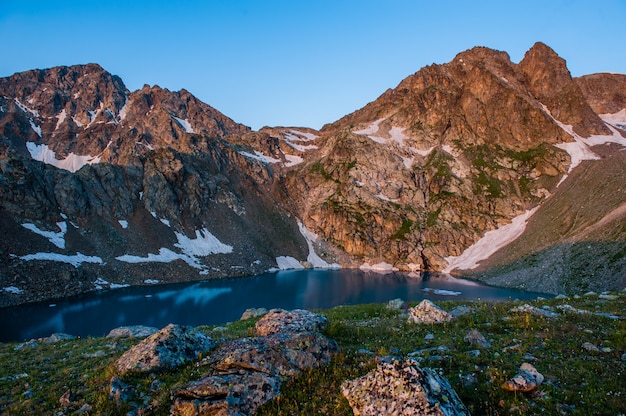 Lago alpino tra le rocce, Arhyz, Federazione Russa