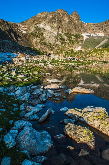 Lago alpino tra le rocce, Arhyz, Federazione Russa